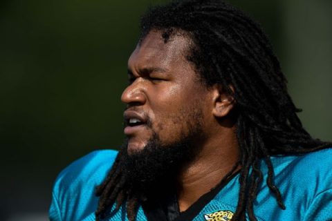 Jags’ Smoot helps wife deliver baby girl at home