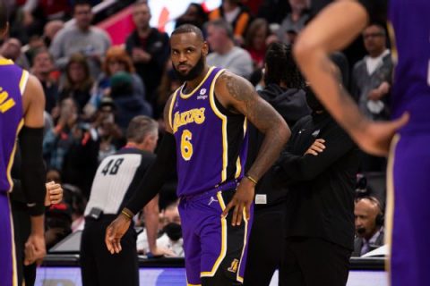 LeBron returns negative tests, cleared to play