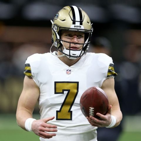 Source: Saints’ Hill to try to play with hurt finger