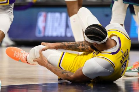 Lakers’ Davis out four weeks with MCL sprain