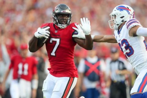 Sources: Fournette ‘likely’ to IR; Bucs sign L. Bell