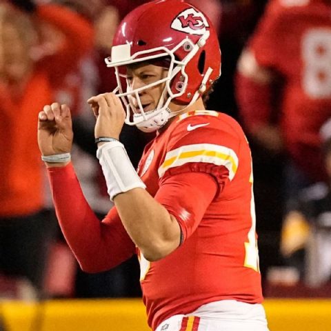 Mahomes, Chiefs cruise, clinch AFC West crown