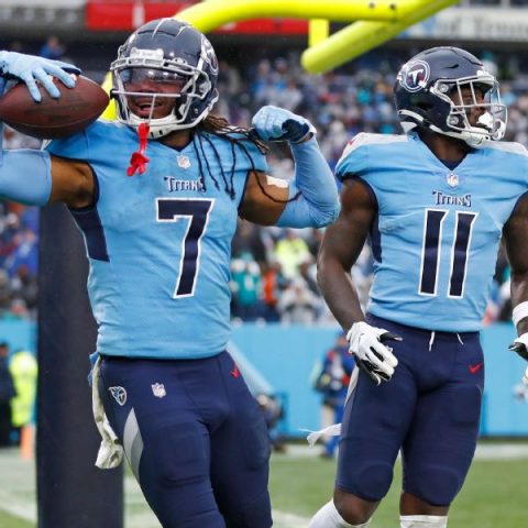 Tannehill, Titans top Dolphins, clinch division title