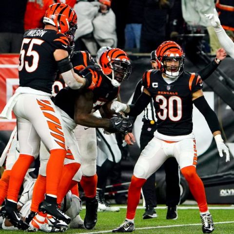 Bengals’ Taylor delivers a game ball to local bar