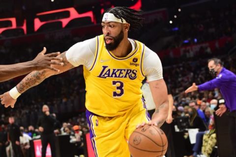 Lakers’ Davis unconcerned with trade chatter