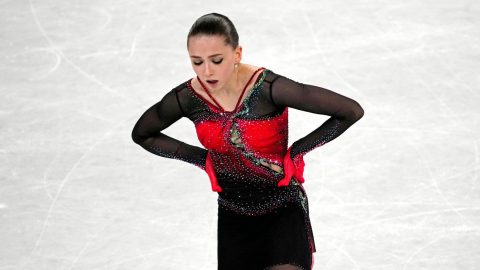 Valieva stumbles as teammate wins skating gold