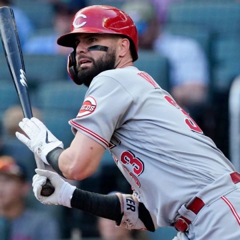 Mariners acquire Winker, Suarez from busy Reds