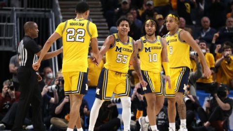 March Madness 2022: Michigan moves on, a No. 1 seed falls, and more from Saturday’s NCAA tournament action