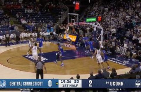 Tyrese Martin puts down dunk for UConn to take the early lead 4-0
