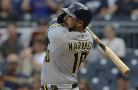 Omar Narvaez, Brewers display offensive clinic in 11-2 route vs. Pirates